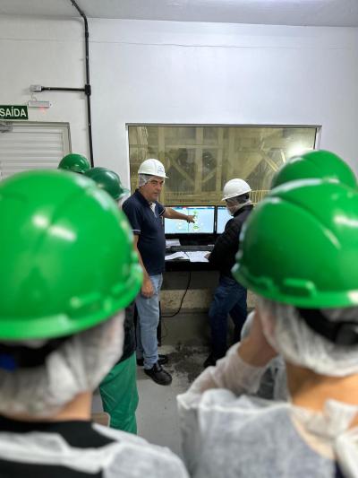 Acadêmicos de Medicina Veterinária da Unicentro visitam a Fábrica de Rações Coprossel